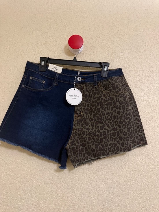 Umgee Pants - Umgee Colorblock Leopard Denim Shorts Size Large NWT Raw Hem Boutique